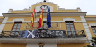 Fachada del Ayuntamiento de Burjassot con pancarta del 25N