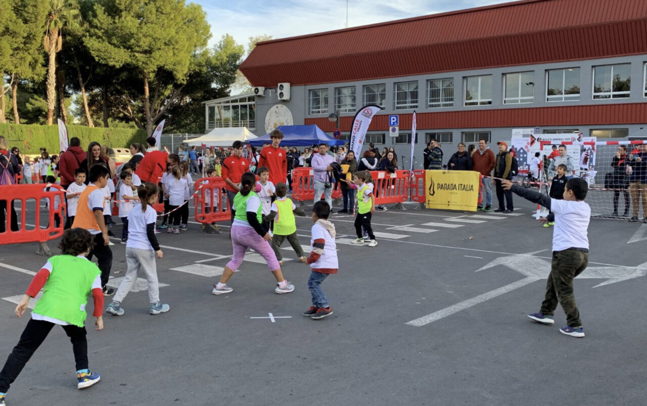 El torneo Balonmano Calle en Mislata reúne a niños y niñas para disfrutar del balonmano en un ambiente urbano. Esta iniciativa fomenta la actividad física y la convivencia entre los más pequeños, convirtiendo las calles en espacios deportivos. Con música, juegos y retos, el evento busca acercar el deporte a la comunidad.