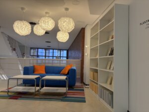 Interior de la biblioteca Ramon Guillem con mobiliario moderno y acogedor