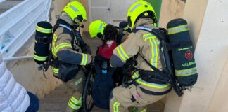 Bombers de València ajudant a una persona amb discapacitat en una emergència