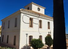 Critican el impacto visual del cableado en la fachada de la Casa Llana de Rocafort Fachada de la Casa Llana de Rocafort con cableado visible