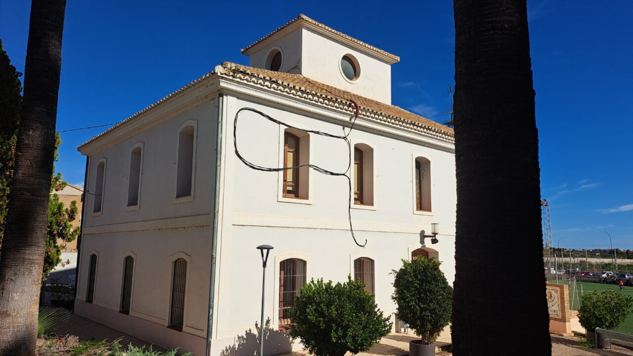 Fachada de la Casa Llana de Rocafort con cableado visible