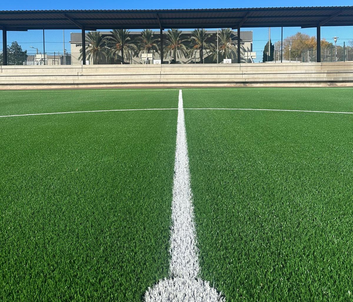Vista del campo de fútbol 8 de Silla con nueva césped artificial