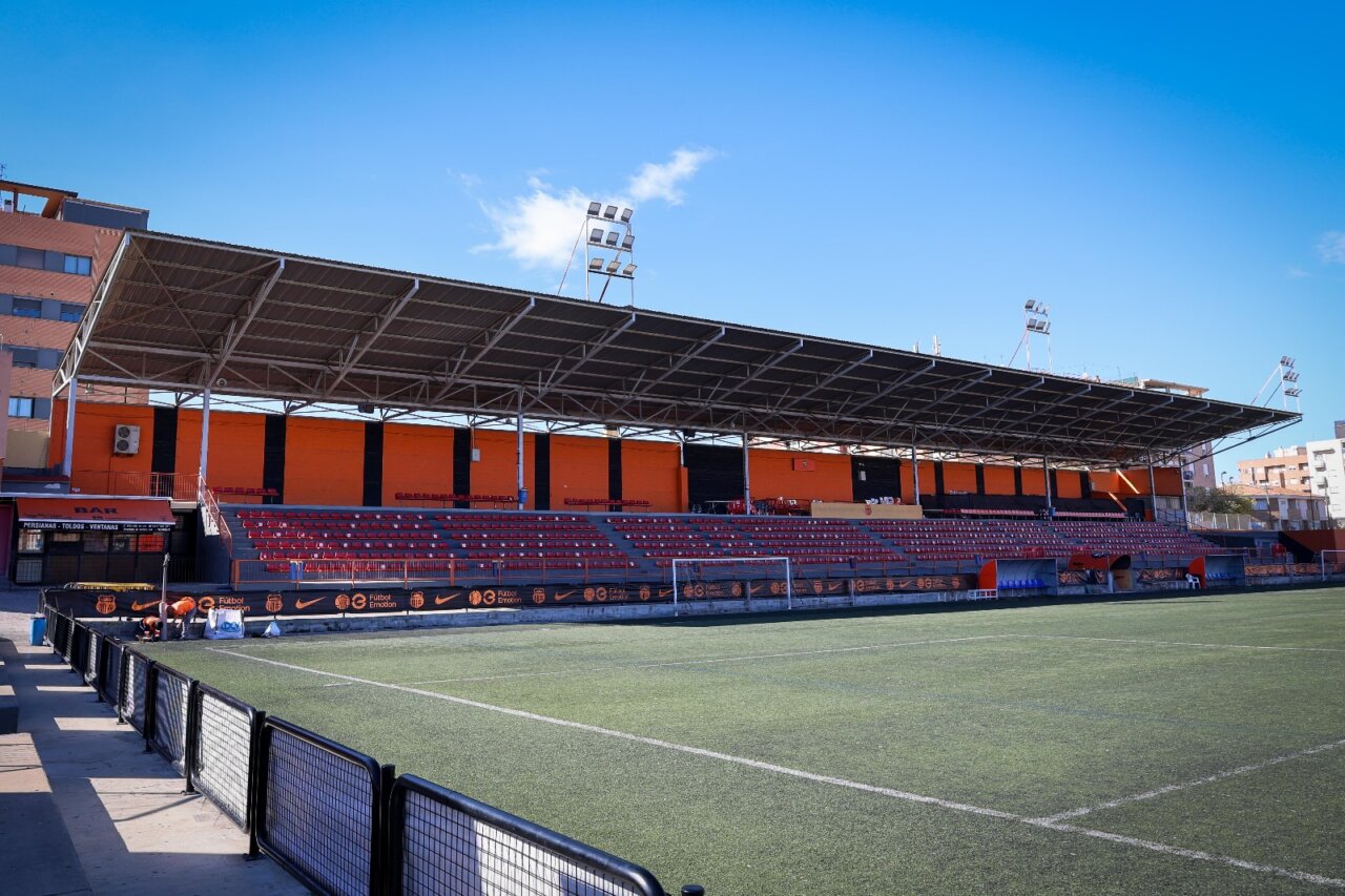 Vista del campo de fútbol San Gregorio en Torrent con gradas y césped