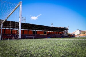 Vista del campo de fútbol San Gregorio en Torrent con césped renovado