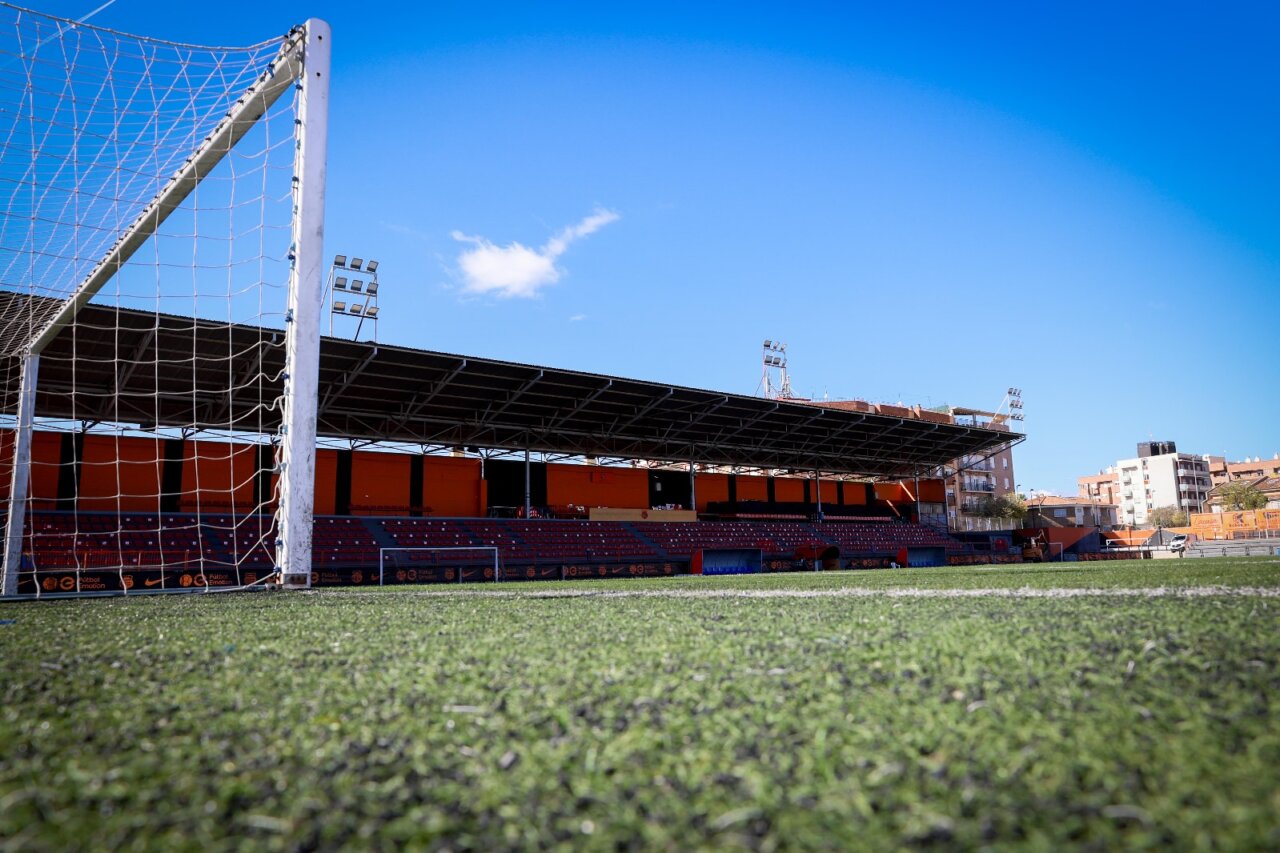 Vista del campo de fútbol San Gregorio en Torrent con césped renovado