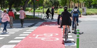 Carril bici en València con ciclistas y peatones cruzando