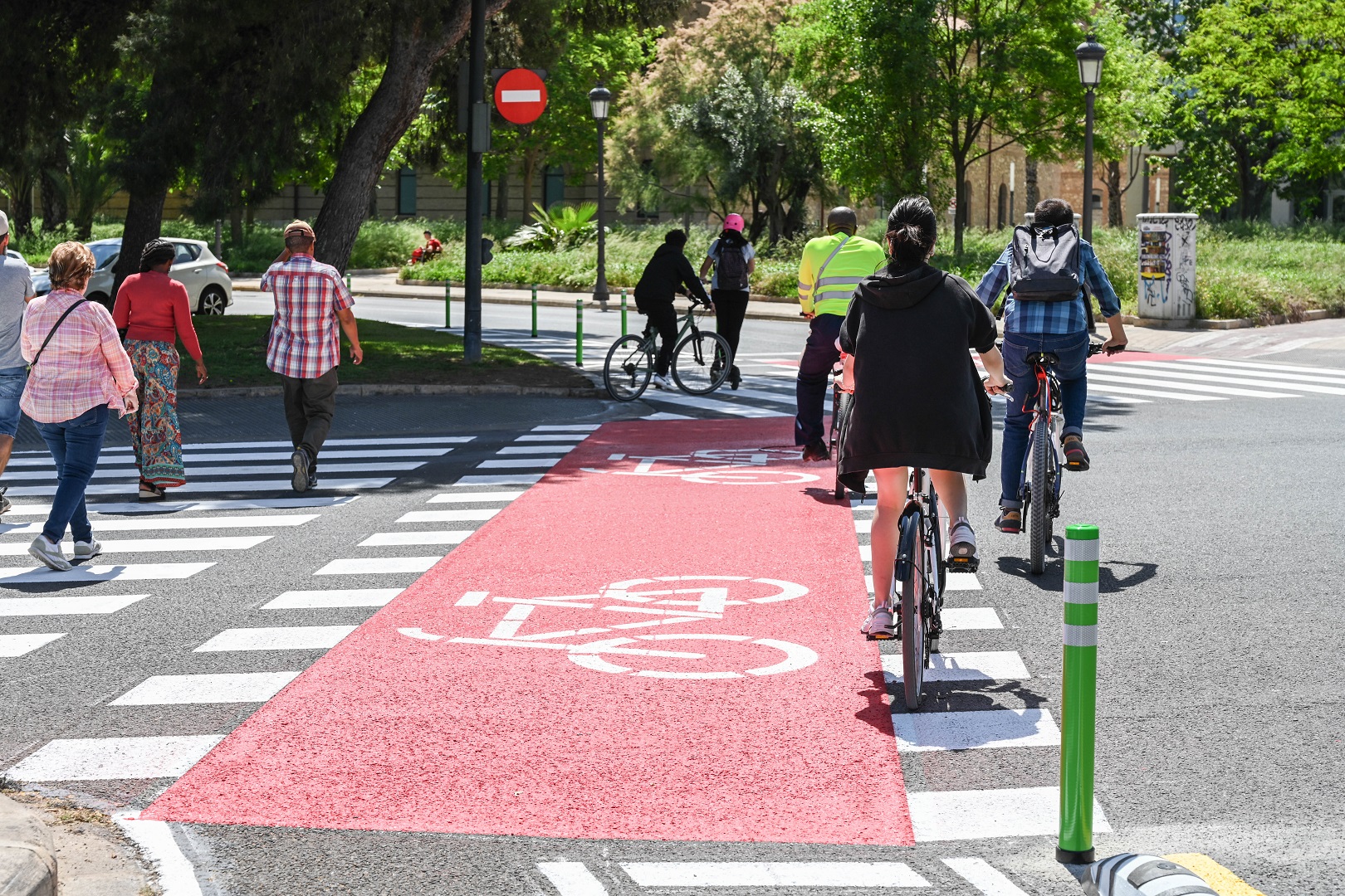 Carril bici en València con ciclistas y peatones cruzando