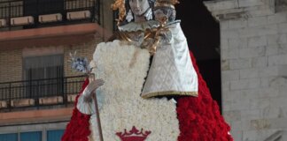 El catafalco de la Virgen de los Desamparados es un símbolo de devoción en Paterna.