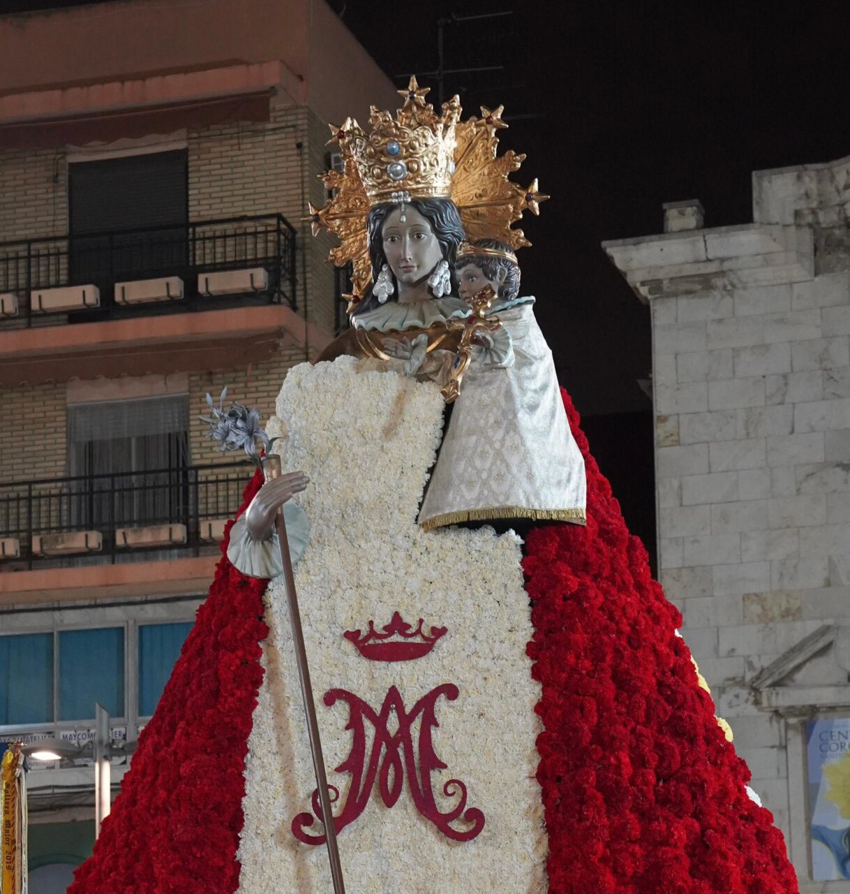 El catafalco de la Virgen de los Desamparados es un símbolo de devoción en Paterna.