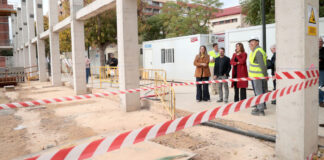 La alcaldesa de Valencia, María José Catalá, supervisa las obras de construcción del nuevo Polideportivo en San Isidro.