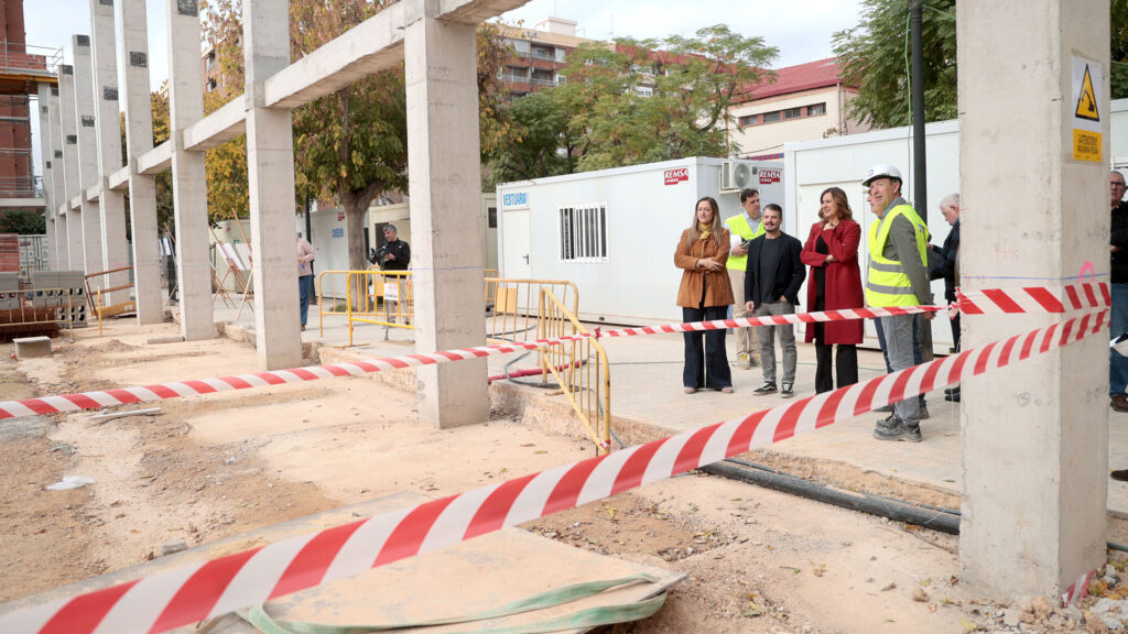 La alcaldesa de Valencia, María José Catalá, supervisa las obras de construcción del nuevo Polideportivo en San Isidro.