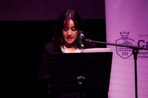 Mujer leyendo un manifiesto en un evento del 25N en Catarroja