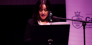 Mujer leyendo un manifiesto en un evento del 25N en Catarroja