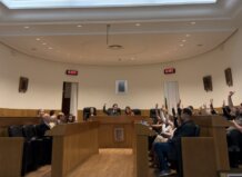 Miembros del ayuntamiento de Paterna votando en pleno extraordinario