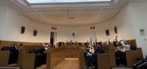 Miembros del ayuntamiento de Paterna votando en pleno extraordinario