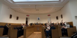 Miembros del ayuntamiento de Paterna votando en pleno extraordinario