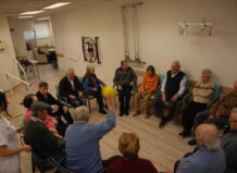 Grupo de personas mayores participando en actividades en un centro de día