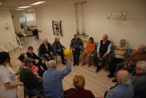Grupo de personas mayores participando en actividades en un centro de día