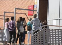 Grupo de personas esperando en la entrada del centro de salud La Coma en Paterna.