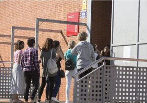 Grupo de personas esperando en la entrada del centro de salud La Coma en Paterna.