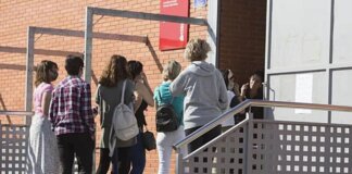 Grupo de personas esperando en la entrada del centro de salud La Coma en Paterna.