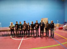 Jugadores del Club de Ajedrez Albal con trofeos en un torneo