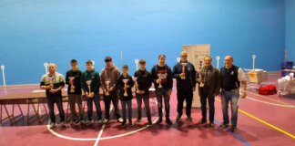 Jugadores del Club de Ajedrez Albal con trofeos en un torneo