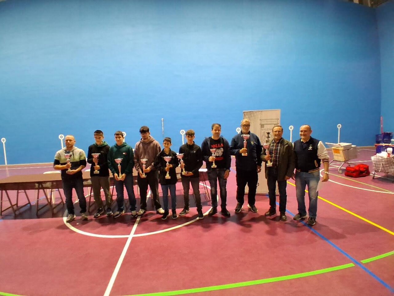 Jugadores del Club de Ajedrez Albal con trofeos en un torneo