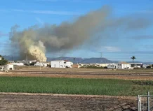 Columna de humo generada por un incendio en Alboraya