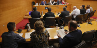 Reunión de la comisión en Les Corts con varios participantes