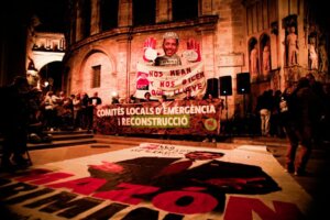 Manifestantes en la plaza de la Virgen de València exigen justicia tras la dimisión de Mazón.