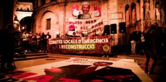 Manifestantes en la plaza de la Virgen de València exigen justicia tras la dimisión de Mazón.