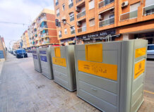 Contenedores de residuos en la calle de Benetússer.