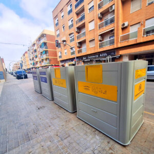 Contenedores de residuos en la calle de Benetússer.