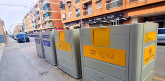 Contenedores de residuos en la calle de Benetússer.