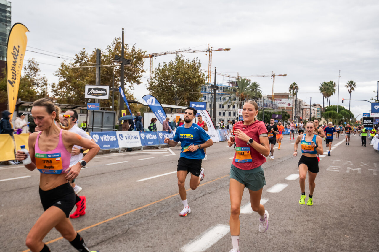 Corredores participando en un maratón en Valencia