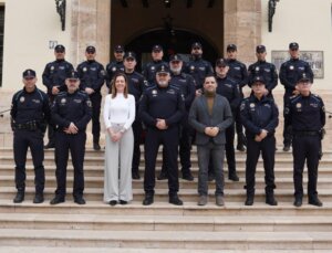 Grupo de agentes de la Policía Local de Paterna posando en la entrada del ayuntamiento.
