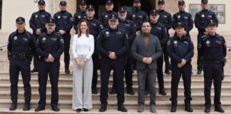 Grupo de agentes de la Policía Local de Paterna posando en la entrada del ayuntamiento.