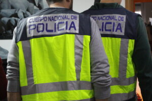 Dos agentes del cuerpo nacional de policía con chalecos reflectantes