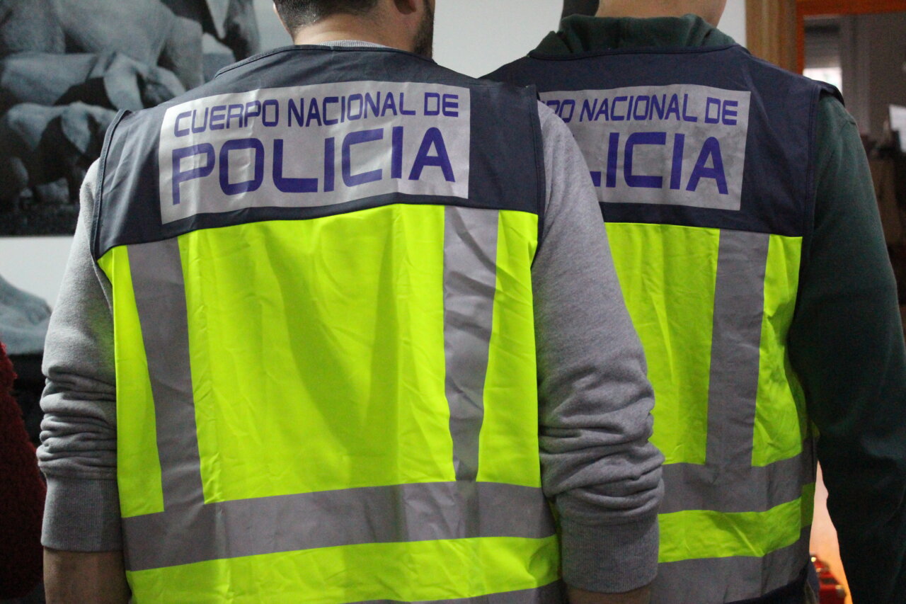 Dos agentes del cuerpo nacional de policía con chalecos reflectantes