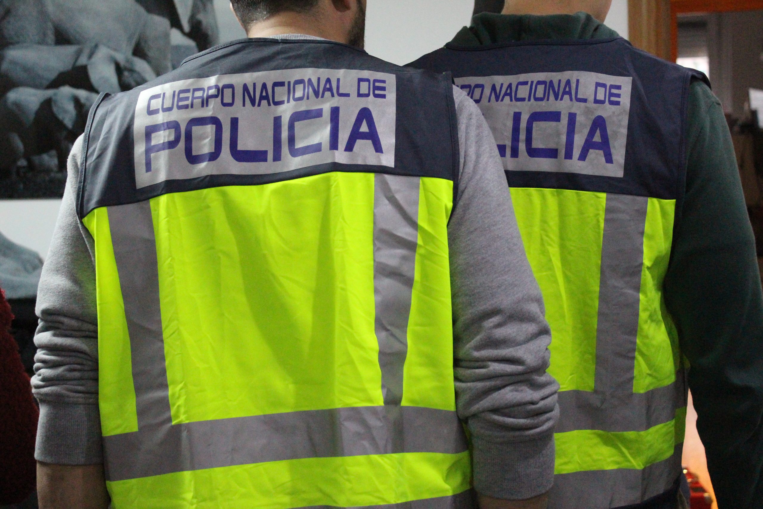 Dos agentes del Cuerpo Nacional de Policía con chalecos reflectantes