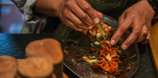 Chef decorando un plato en un evento gastronómico en Valencia