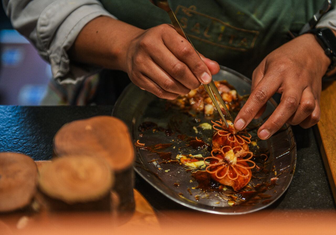 Chef decorando un plato en un evento gastronómico en Valencia