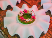 70 restaurantes y 17 experiencias exclusivas, en la nueva edición de València Cuina Oberta Un plato creativo presentado en València Cuina Oberta, destacando la gastronomía local.