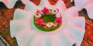 Un plato creativo presentado en València Cuina Oberta, destacando la gastronomía local.