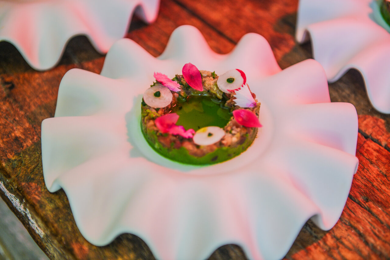 Un plato creativo presentado en València Cuina Oberta, destacando la gastronomía local.