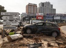 Zona comercial en Alfafar con daños tras la DANA y un coche volcado