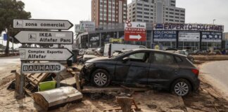 Zona comercial en Alfafar con daños tras la DANA y un coche volcado