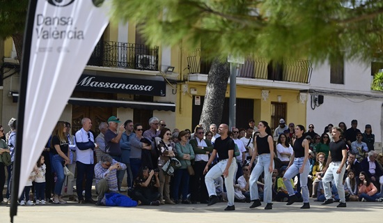 Grupo de bailarines actuando en un espacio urbano durante Dansa València